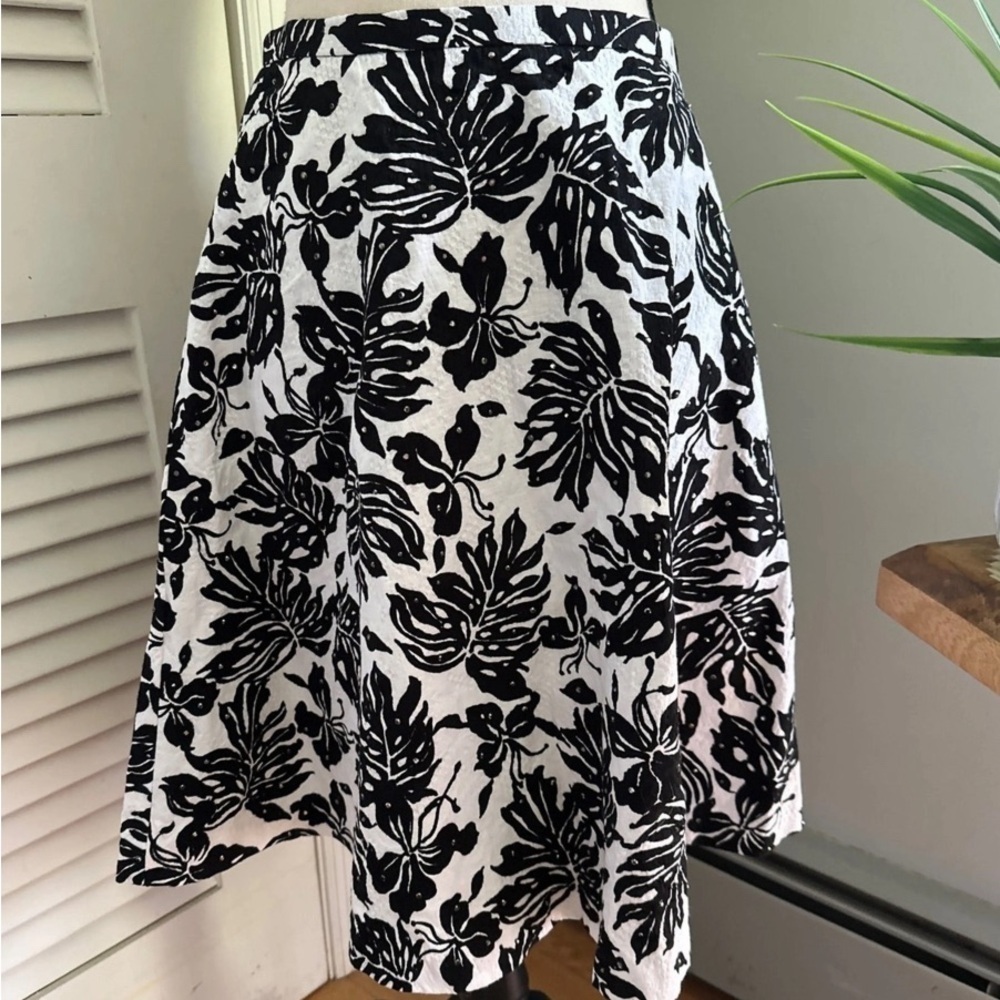 Lafayette 148 New York size 8 black-and-white floral airline skirt